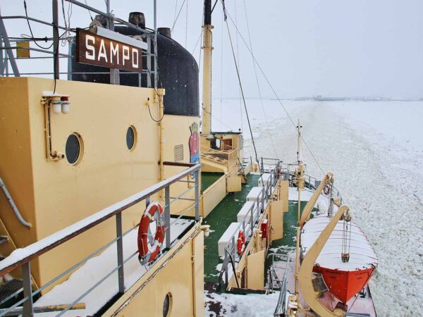 Navegar en rompehielos en el mar Báltico en Finlandia