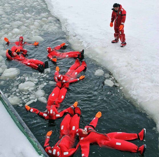 Experiencia de flotar en el mar helado en Finlandia