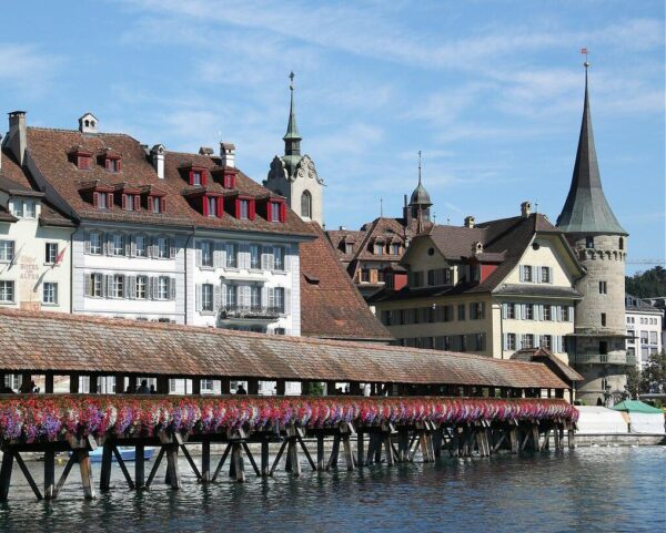 Puente medieval de madera de Lucerna en Suiza
