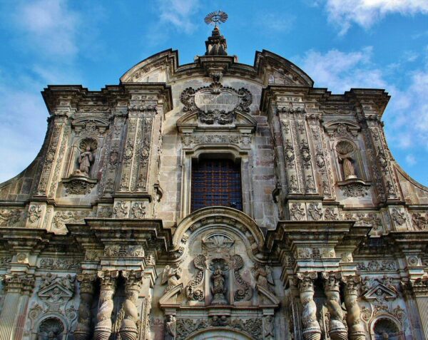 Fachada barroca de la iglesia de la Compañía en Quito