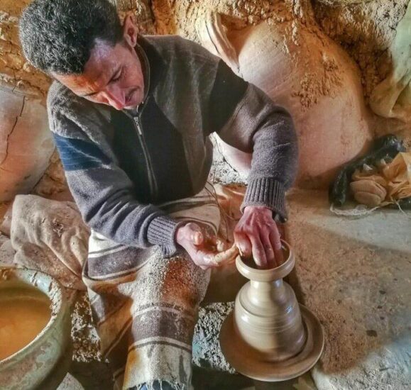 Artesano alfarero en la isla de Djerba en Túnez