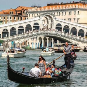 Góndola por el Gran Canal de Venecia Góndola por el Gran Canal de Venecia