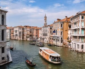 Vaporetto auf dem Canal Grande in Venedig