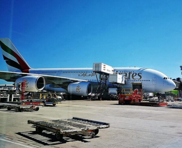Avión de Emirates en aeropuerto de Barcelona