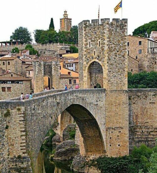 Puente medieval de Besalú en la provincia de Girona