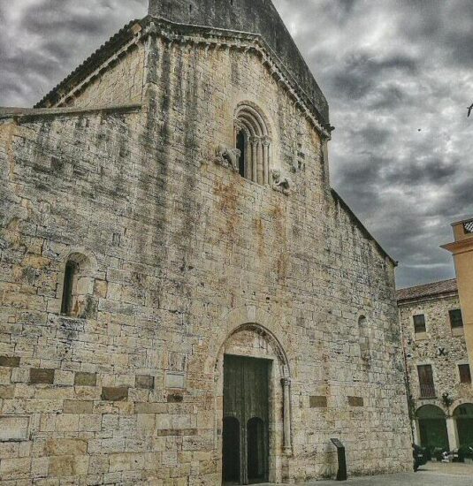 Iglesia de Sant Pere de Besalú en la provincia de Girona