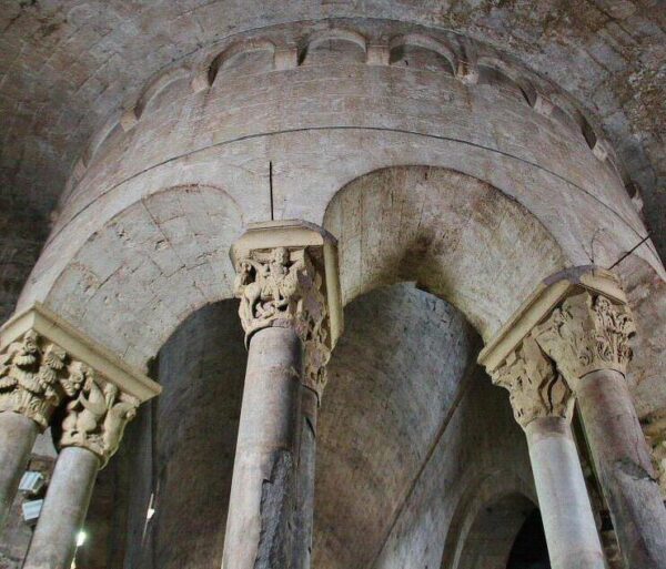 Girola de la iglesia de Sant Pere de Besalú en Girona