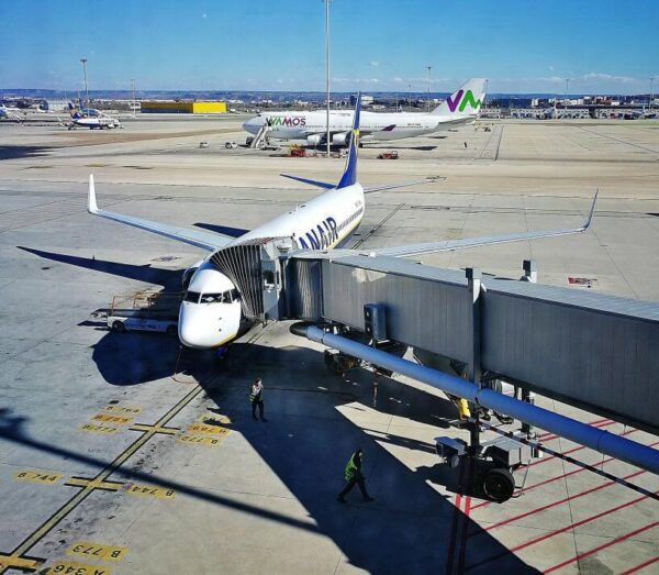Avión de Ryanair en aeropuerto de Madrid