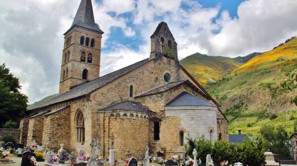 Iglesia de Santa María de Arties en el Valle de Arán en Pirineos de Cataluña