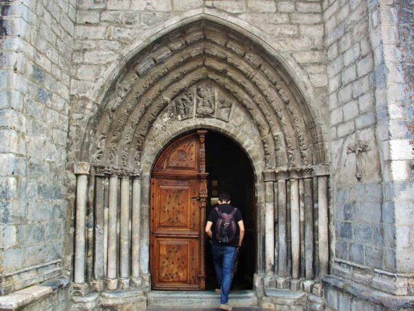 Portada de San Miguel de Vielha en Valle de Arán en Cataluña