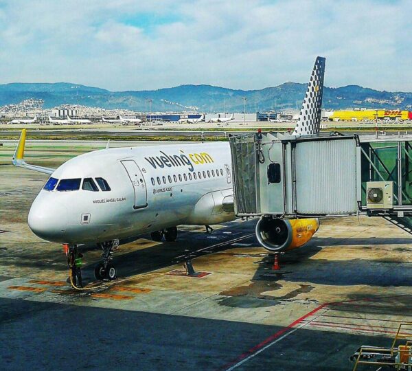 Avión de Vueling en aeropuerto de Barcelona