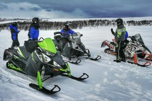 Excursión en moto de nieve cerca de Alta en Noruega Ártica