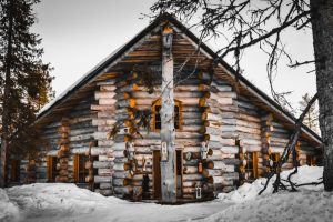 Cabaña tradicional de madera en Laponia Finlandia