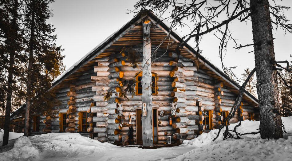 Cabaña tradicional de madera en Laponia Finlandia