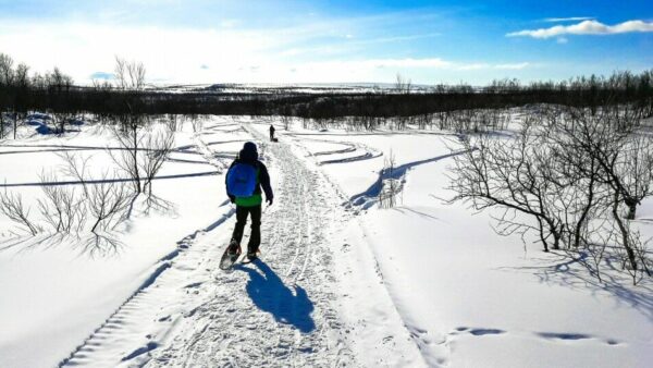 Trekking con raquetas de nieve en Karasjok en Noruega Ártica