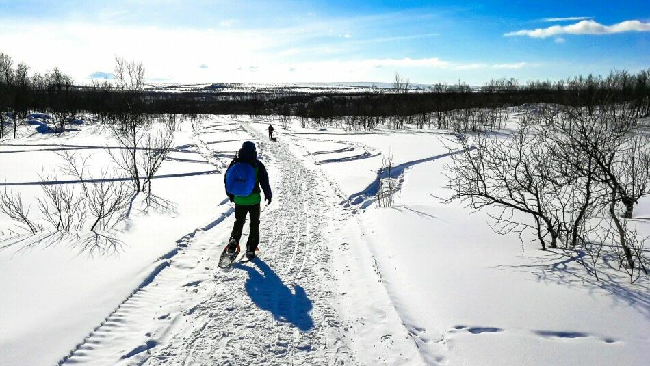 Trekking con raquetas de nieve en Karajok en Noruega Ártica
