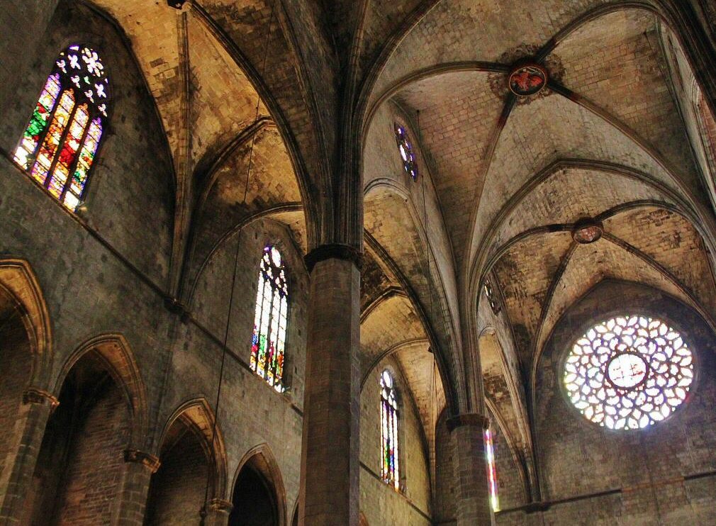 Interior de la Basílica Santa María del Mar en Barcelona
