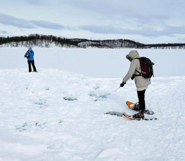 Pesca sobre hielo en Karasjok en Noruega Ártica