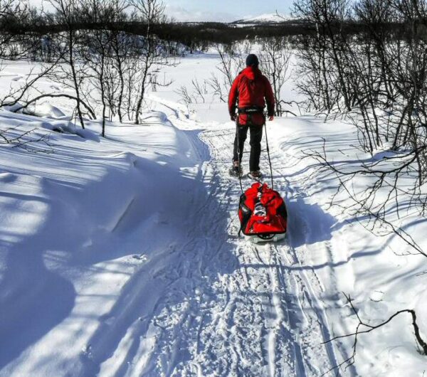 Trekking con raquetas de nieve en Karasjok en Noruega Ártica