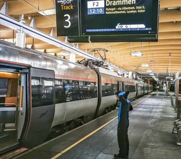 Tren Express Flytoget del aeropuerto al centro de Oslo