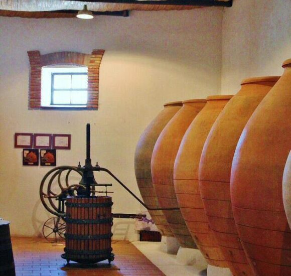Tradicionales tinajas de vino en la Bodega César Velasco de Villarrobledo