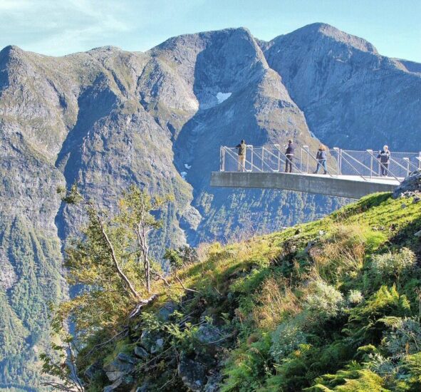 Plataforma mirador en los Fiordos de Noruega