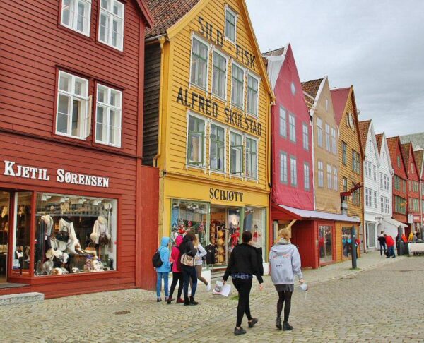 Barrio de Bryggen en Bergen en Fiordos de Noruega