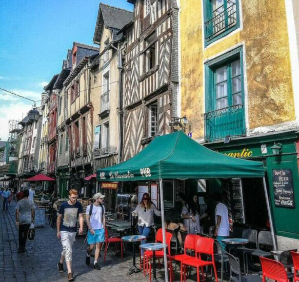 Calle San Miguel en centro histórico de Rennes en Bretaña Francia