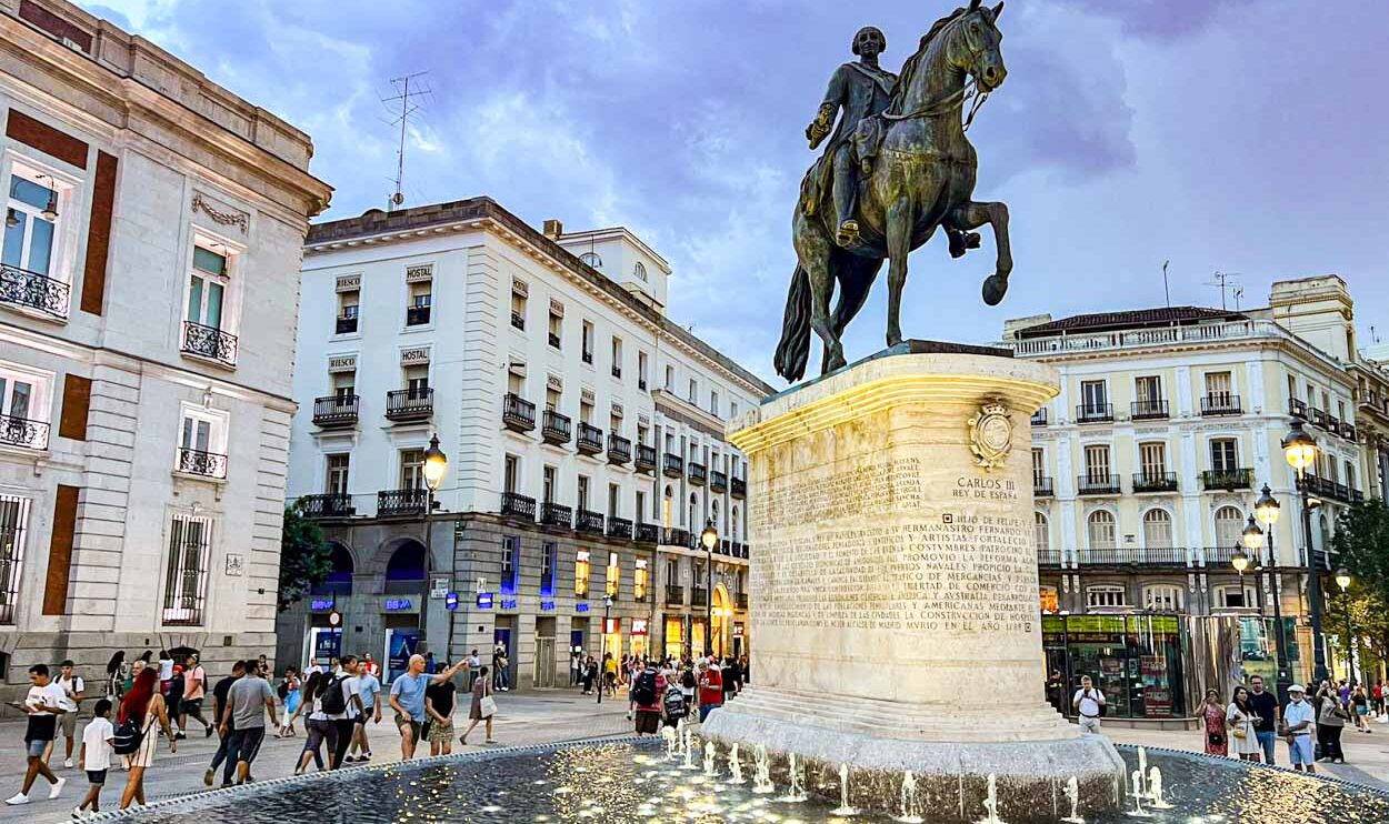 Estatua ecuestre de Carlos III en Puerta del Sol de Madrid