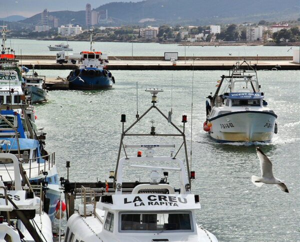 Puerto pesquero en San Carlos de la Rápita en Delta del Ebro