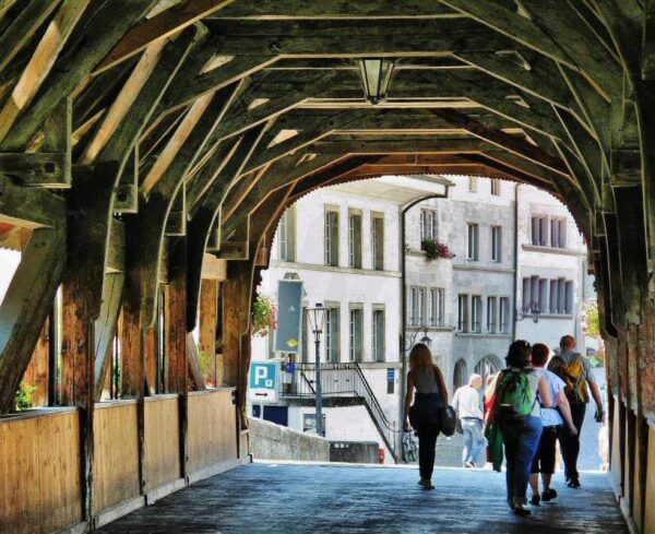 Puente de Berna en el barrio medieval de Auge en Friburgo