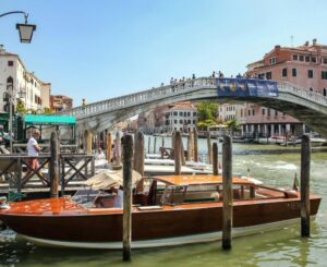 Ponte di Scalzi en Gran Canal de Venecia