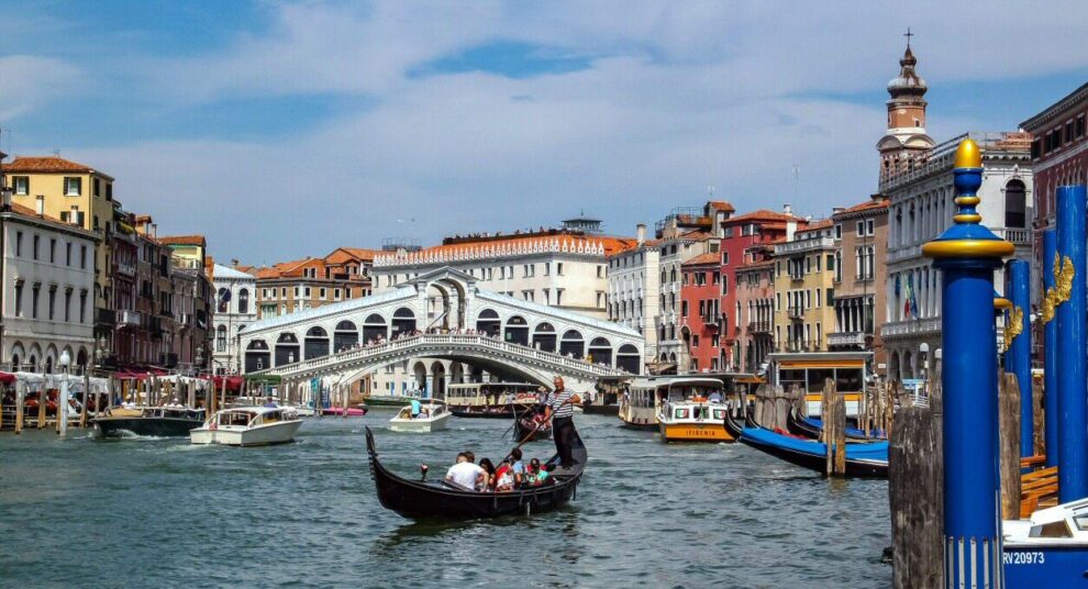 Puente de Rialto en el Gran Canal de Venecia