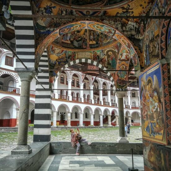 Pinturas murales en la iglesia del monasterio de Rila en Bulgaria