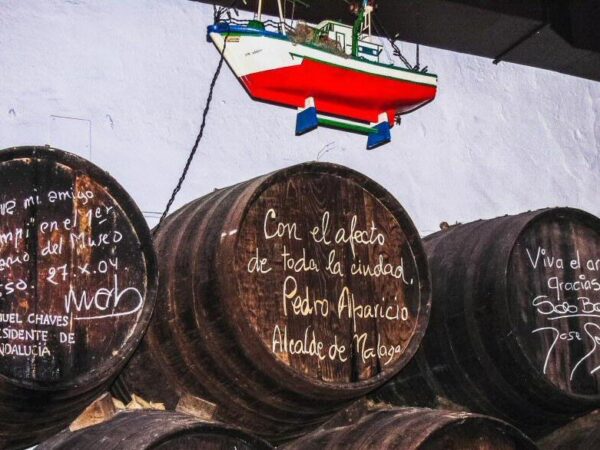 Dedicatorias en el Salón de los Barcos en la bodega bar El Pimpi en Málaga