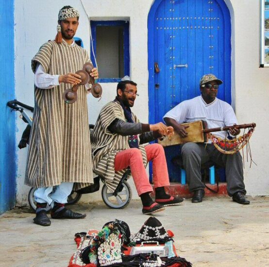 Música marroquí en la medina de Asilah al norte de Marruecos