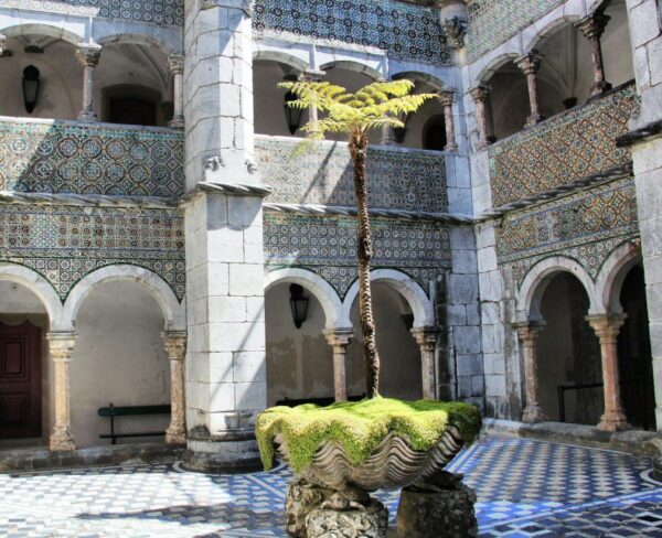 Claustro en el palacio da Pena en Sintra cerca de Lisboa