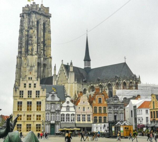 Catedral de San Romuldo en Malinas en Flandes en Bélgica
