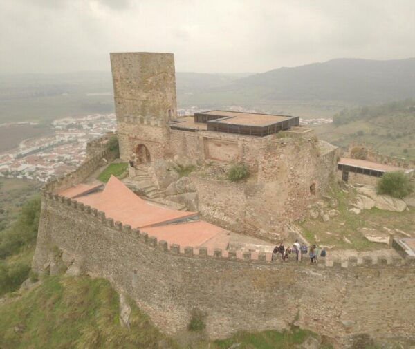 Castillo de Miraflores en el entorno del Lago Alqueva