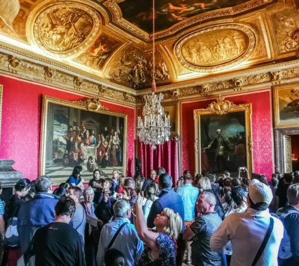 Turistas en el palacio de Versalles cerca de París