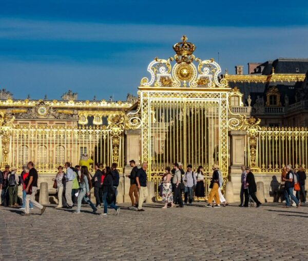 Colas para acceder al palacio de Versalles cerca de París