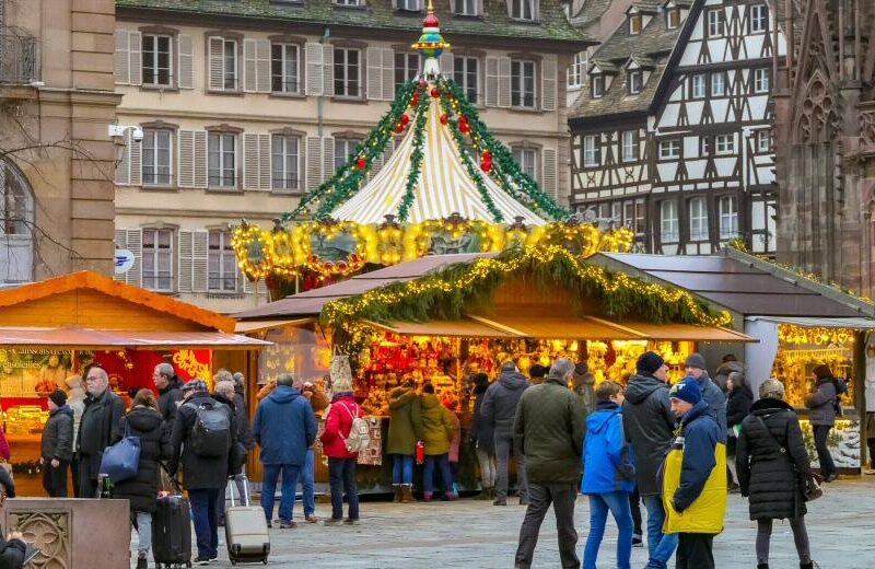 Mercadillo navideños junto a la catedral de Estrasburgo en Francia