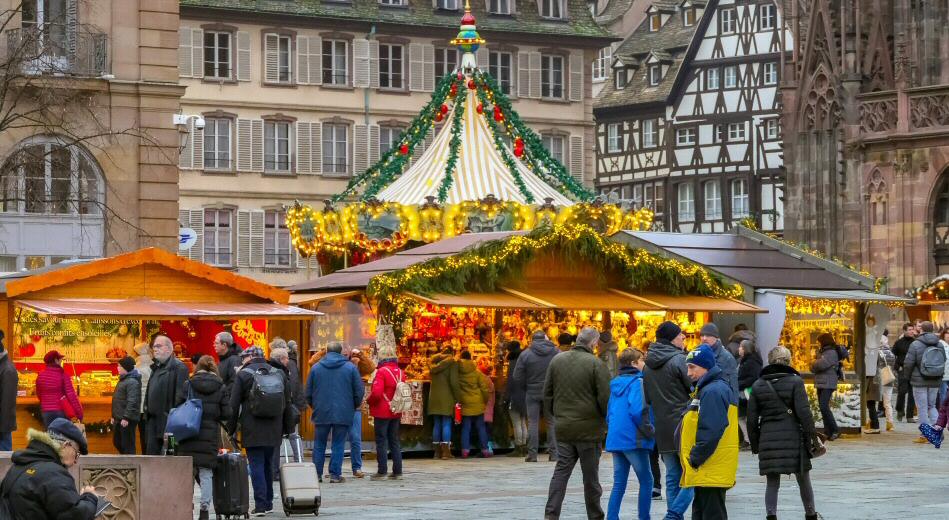 Mercadillo navideños junto a la catedral de Estrasburgo en Francia