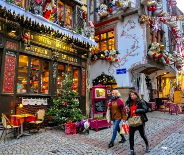 Decoración navideña en el centro de Estrasburgo en Francia