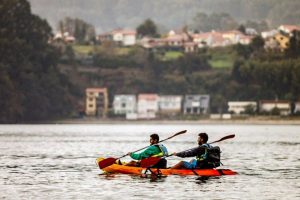Kayak por una ría de Ferrolterra en Galicia @Foto: Machbel