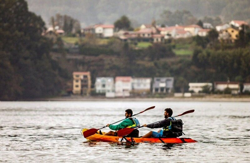 Kayak por una ría de Ferrolterra en Galicia @Foto: Machbel
