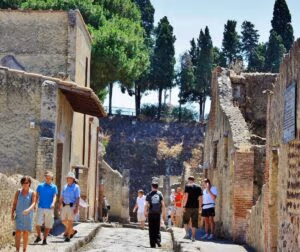 Раскопки древнеримского города Геркуланума недалеко от Неаполя. Раскопки древнеримского города Геркуланума недалеко от Неаполя.