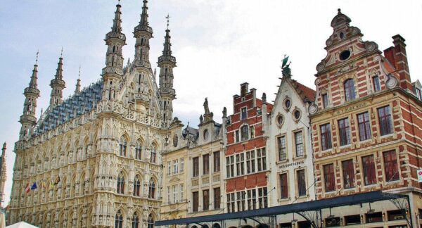 Ayuntamiento gótico de Lovaina en Flandes