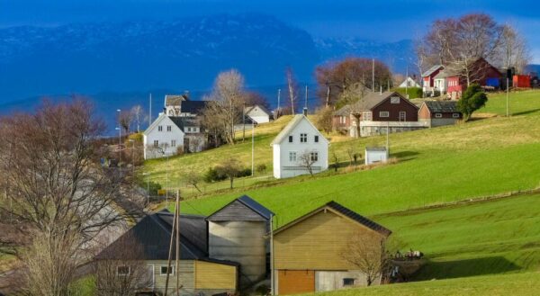 Paisaje de Rosendal en el Fiordo Hardanger en Noruega