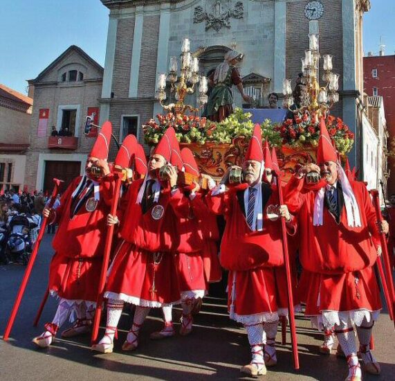 Procesión de los Coloraos en Semana Santa de Murcia